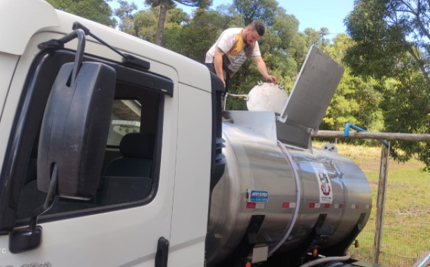Devido a estiagem, prefeitura de Campestre leva água potável a duas comunidades do interior