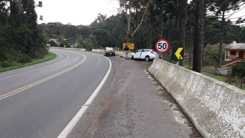 Veículo sai da pista e deixa condutor gravemente ferido na BR 116 Km 124