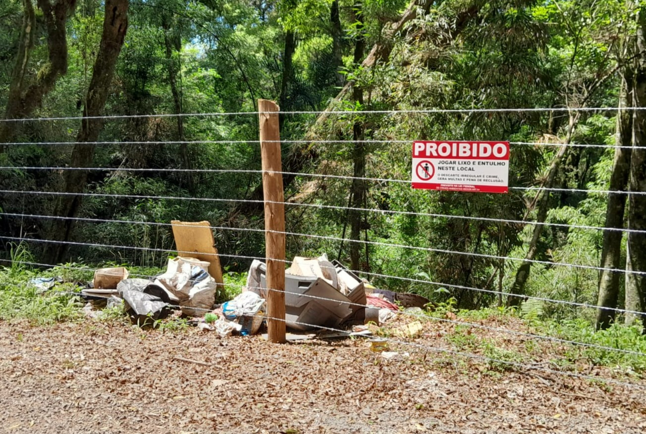 Descarte ilegal cresce ao lado de placa de proibição em São Marcos