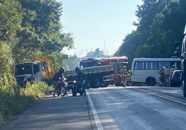Acidente envolvendo três veículos interrompe totalmente o trânsito na Rota do Sol em Caxias do Sul