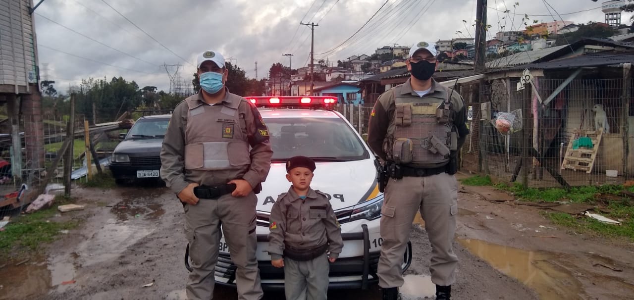 Menino completa 4 anos e pede de presente uma farda da Brigada Militar
