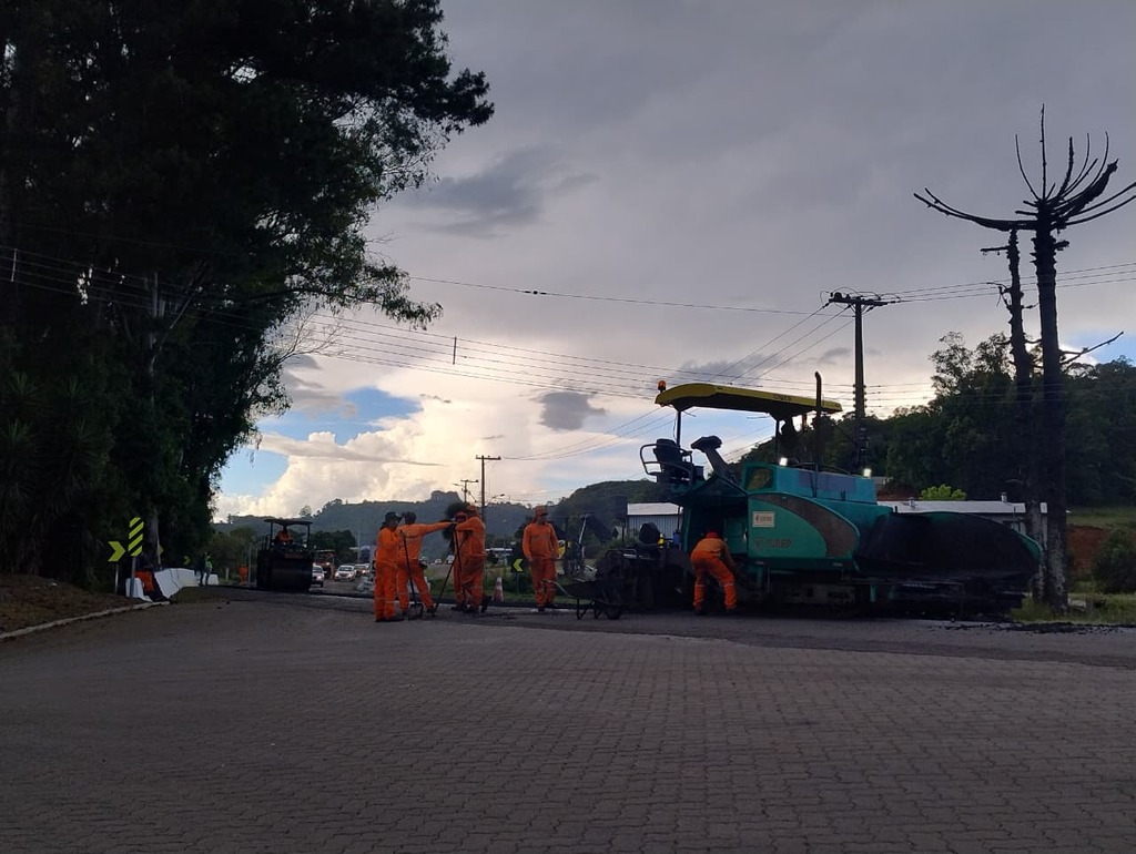 BR-116 em São Marcos tem dias de obras intensas; recuperação no km 96 avança e manutenção segue no perímetro urbano