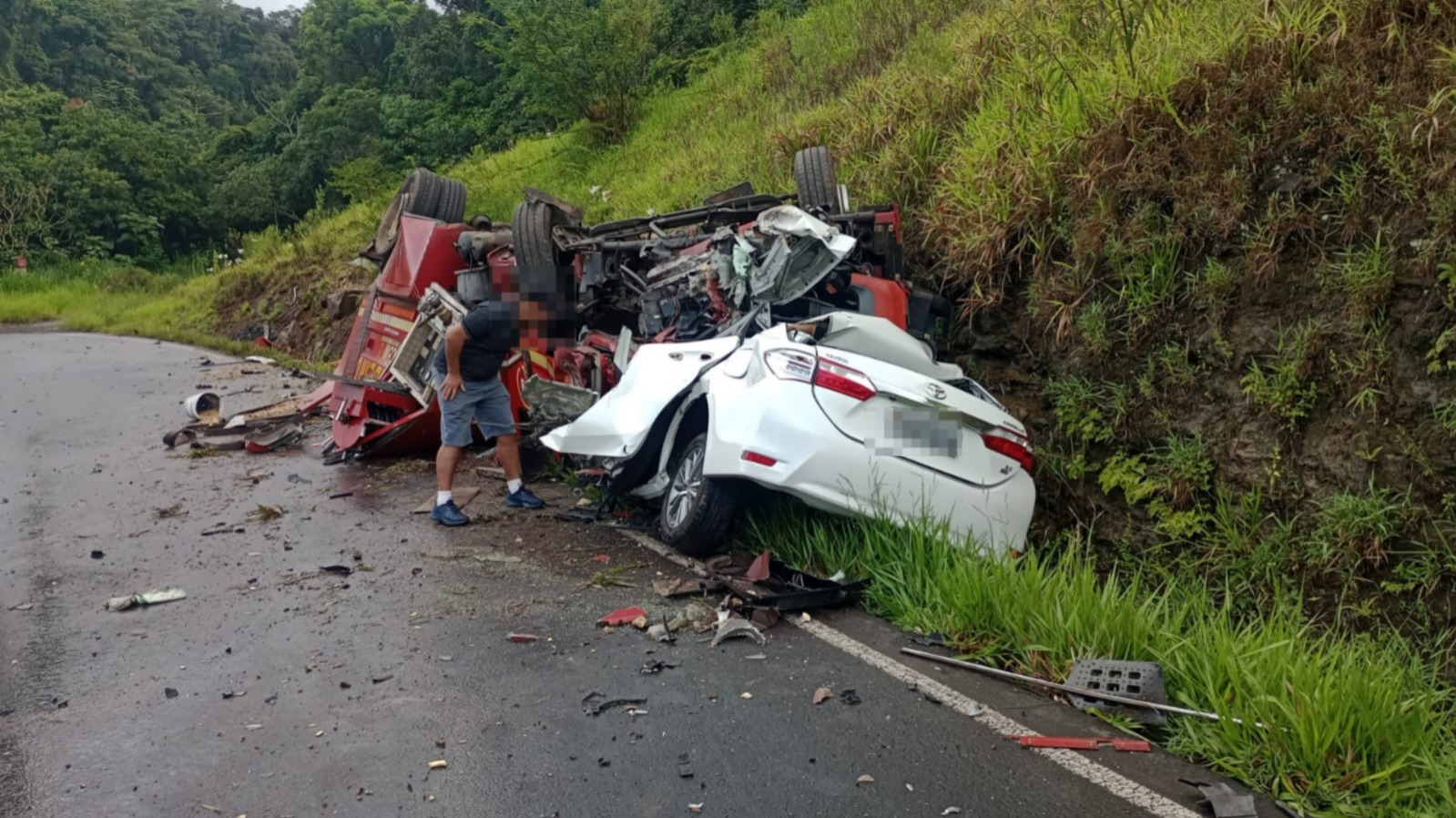 Caminhão dos Bombeiros tomba e colide frontalmente com carro na Rota do Sol