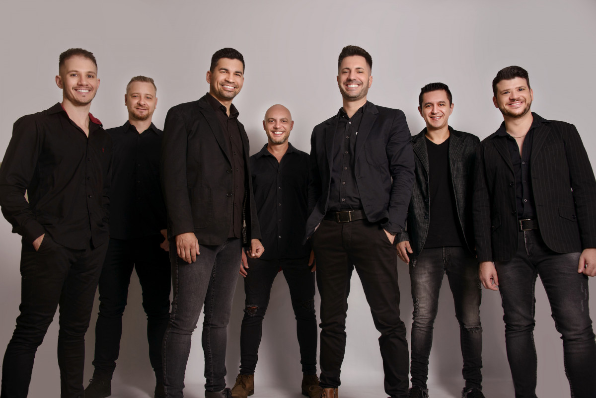 Banda Brilha Som comanda a festa no palco da 5ª Fenamarco nesta sexta-feira