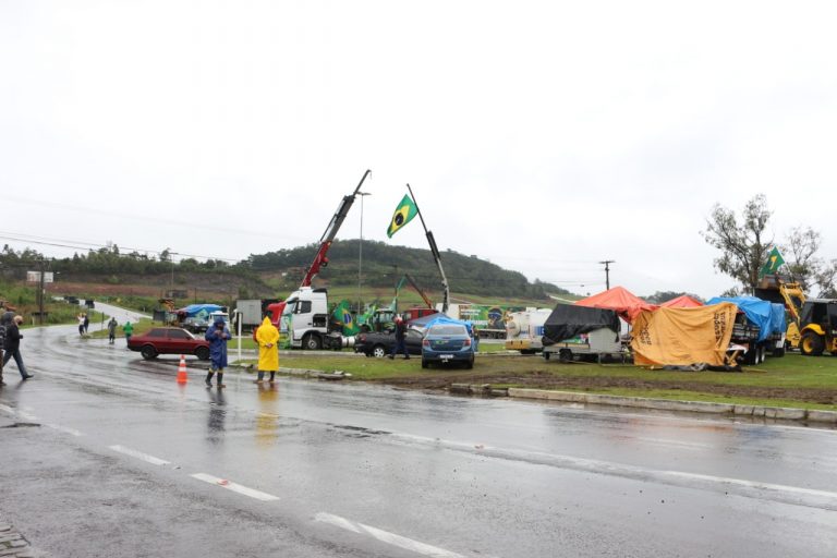 Duas rodovias na Serra tiveram trânsito momentaneamente interrompido nesta quarta-feira