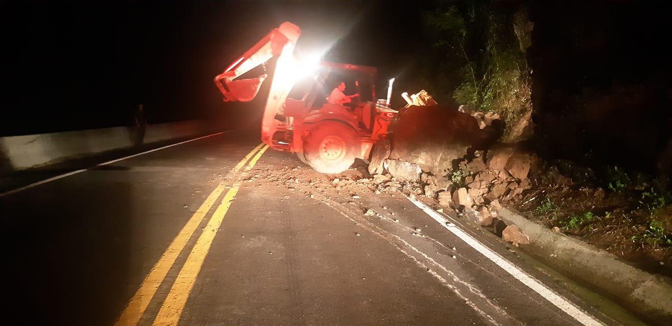 Queda de barreira alerta motoristas na BR-116 entre São Marcos e Caxias