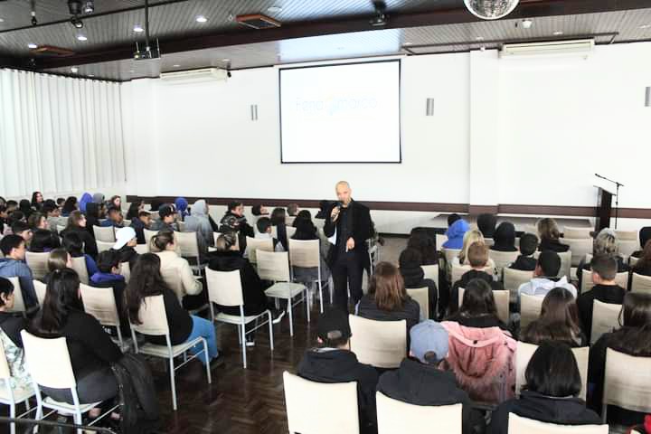 Cerca de 300 estudantes da rede municipal participam do Projeto Atividades Culturais na Fenamarco