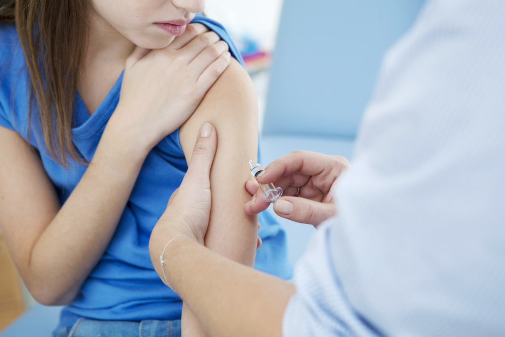 Meninas de 9 a 14 e meninos de 11 a 14 anos devem receber a vacina contra o HPV