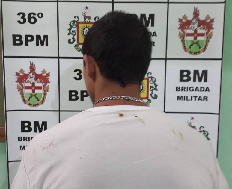 Homem foi preso por porte ilegal de arma de fogo neste sábado