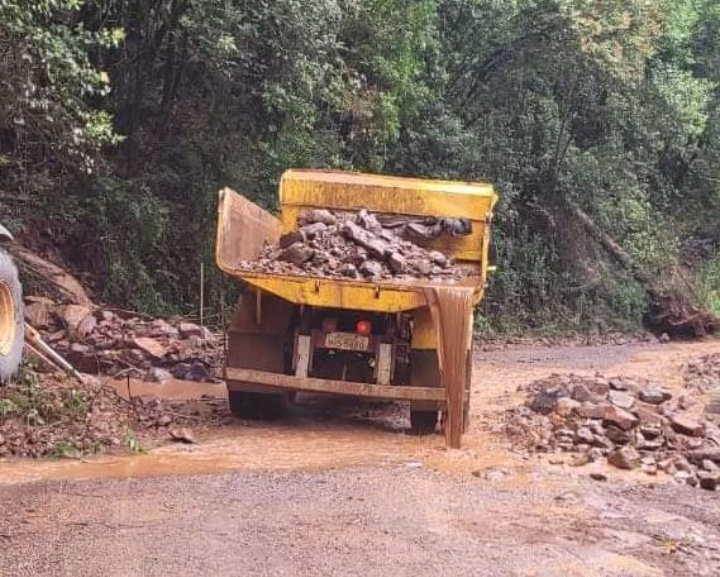 Estrada de Santo Henrique está liberada para passagem de veículos