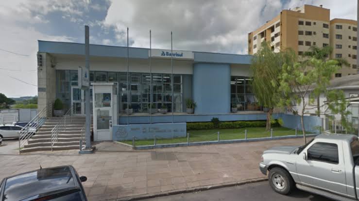 Banrisul abre mais de 900 vagas de estágio para estudantes de nível superior