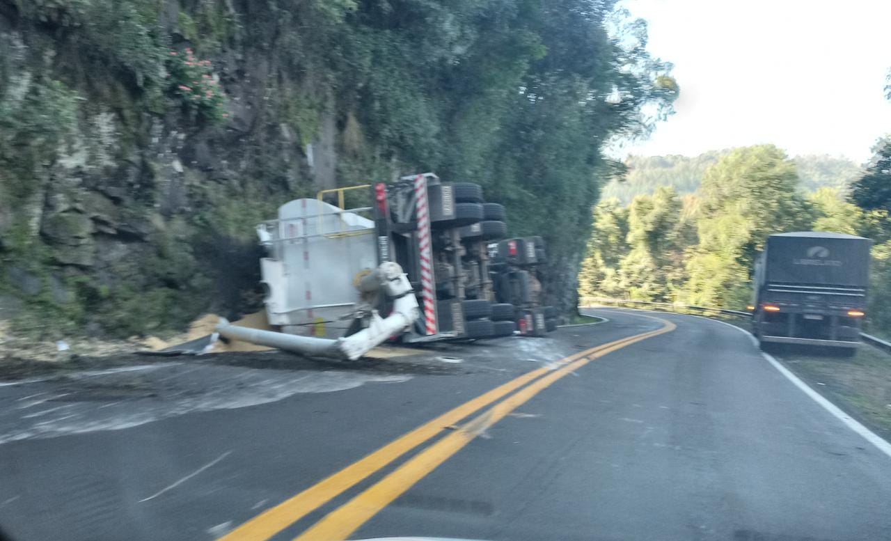 Condutor ficou ferido após tombamento de caminhão na BR 116, em São Marcos