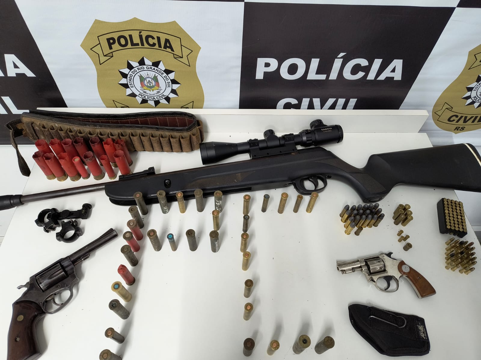 Polícia Civil de São Marcos prende homem por posse ilegal de armas de fogo