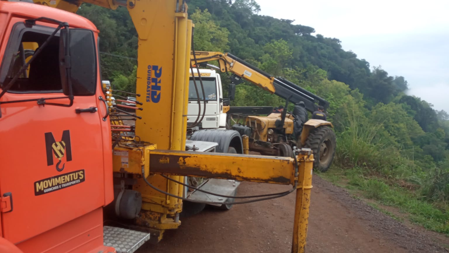 Trânsito interrompido na Estrada de Santo Henrique para retirada de van que caiu em ribanceira