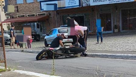 Motociclista fica ferido em colisão traseira com caminhão na BR-116, em São Marcos