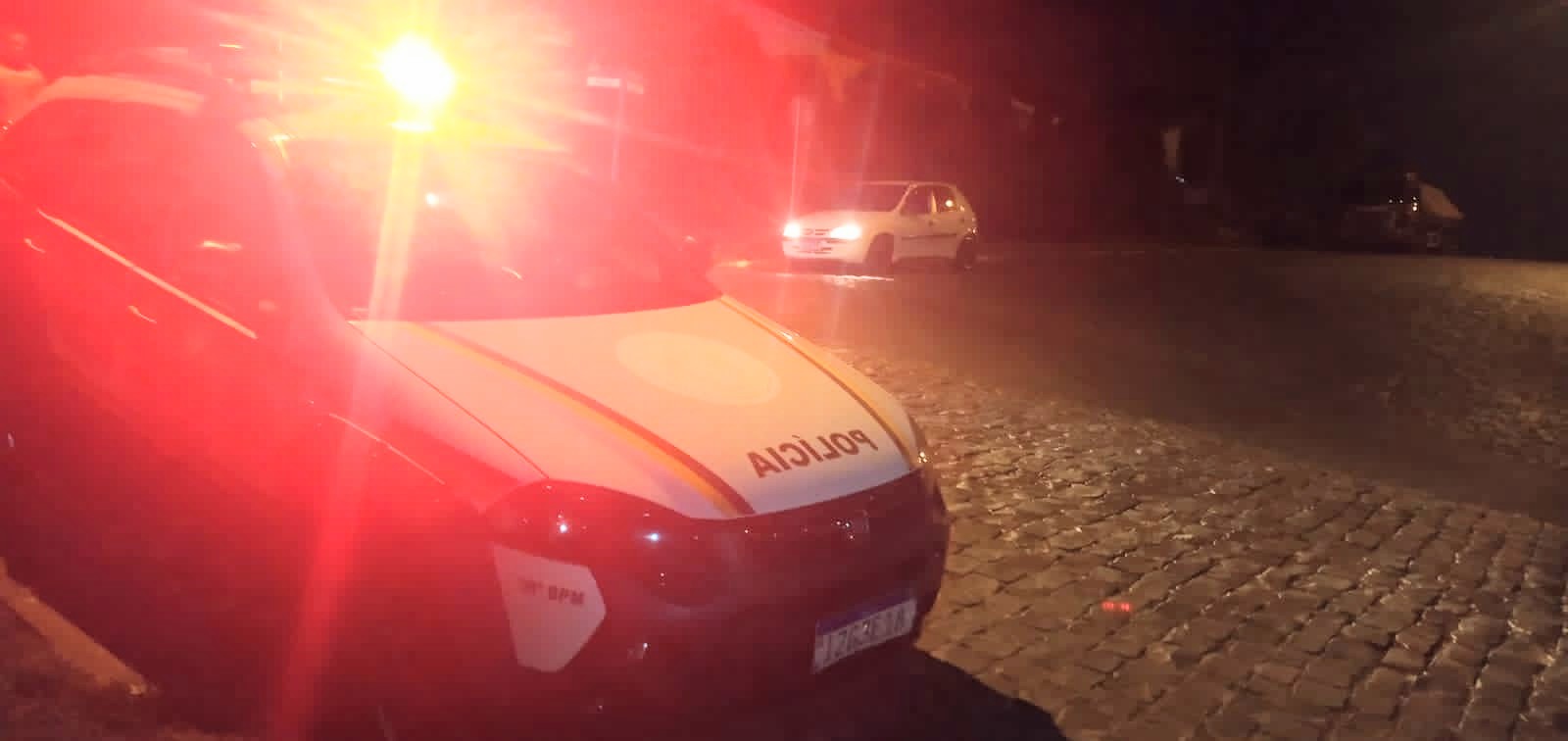 Após colidir com motociclista, condutor foge sem prestar socorro