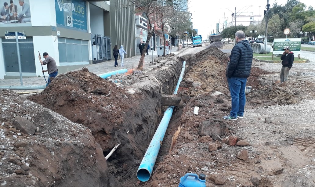Corsan realiza rebaixamento de adutora no centro da cidade