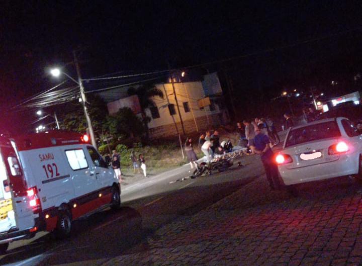 Jovens ficam feridos em colisão entre carro e moto na BR-116, em São Marcos