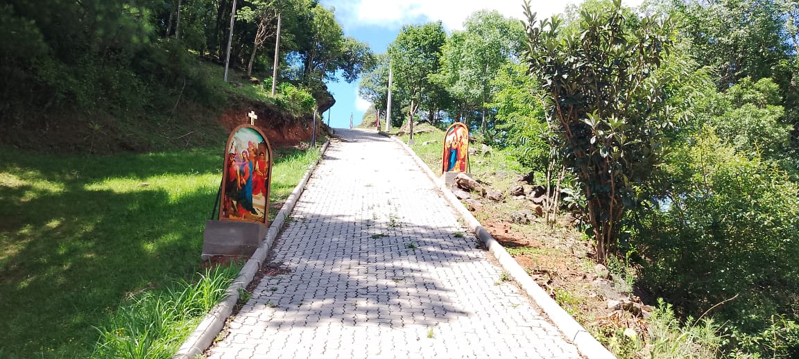 Concluída a instalação de painéis da Via Sacra no Morro da Cruz, em Campestre da Serra