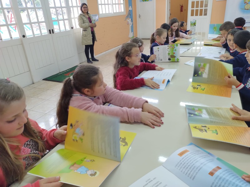 Estudantes de Campestre recebem livro que incentiva a importância da história oral