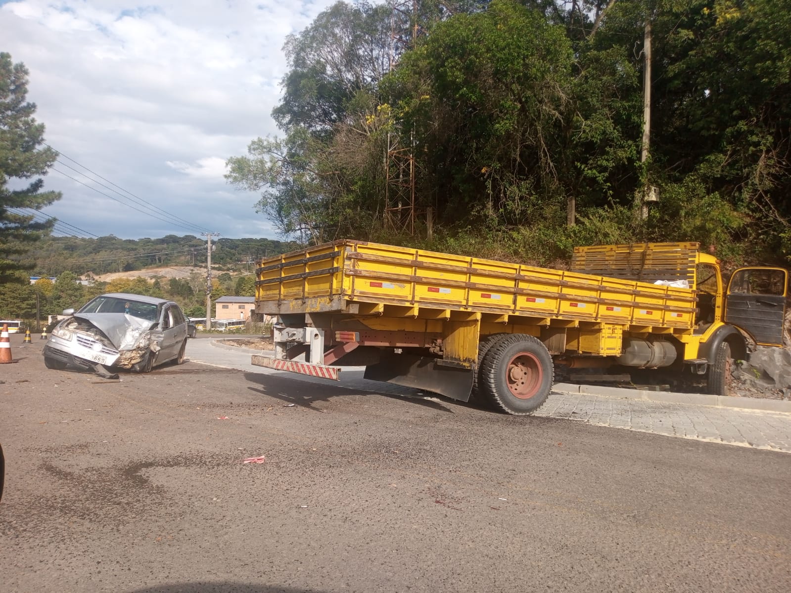 Três idosos ficaram feridos após colisão entre carro e caminhão na VRS 315 nesta terça