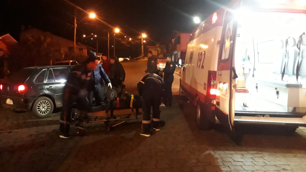 Motociclista fica ferido após acidente no centro