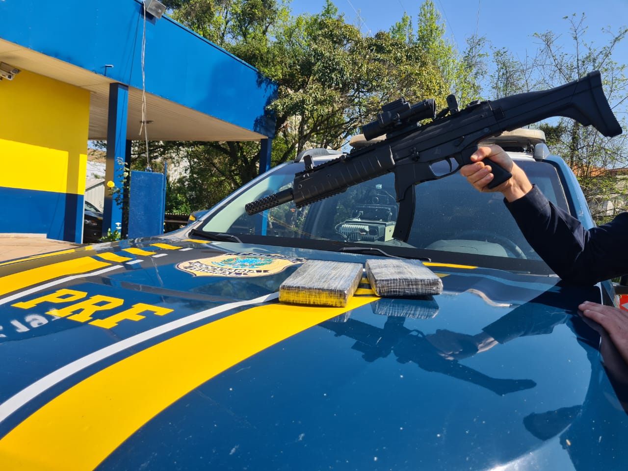 PRF prende traficante com fuzil e cocaína após perseguição em Flores da Cunha