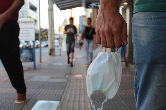 Publicado decreto que desobriga o uso de máscaras ao ar livre no RS