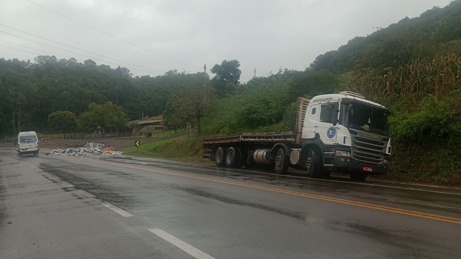 Trânsito é restabelecido na BR 116 após queda de carga esta manhã em São Marcos