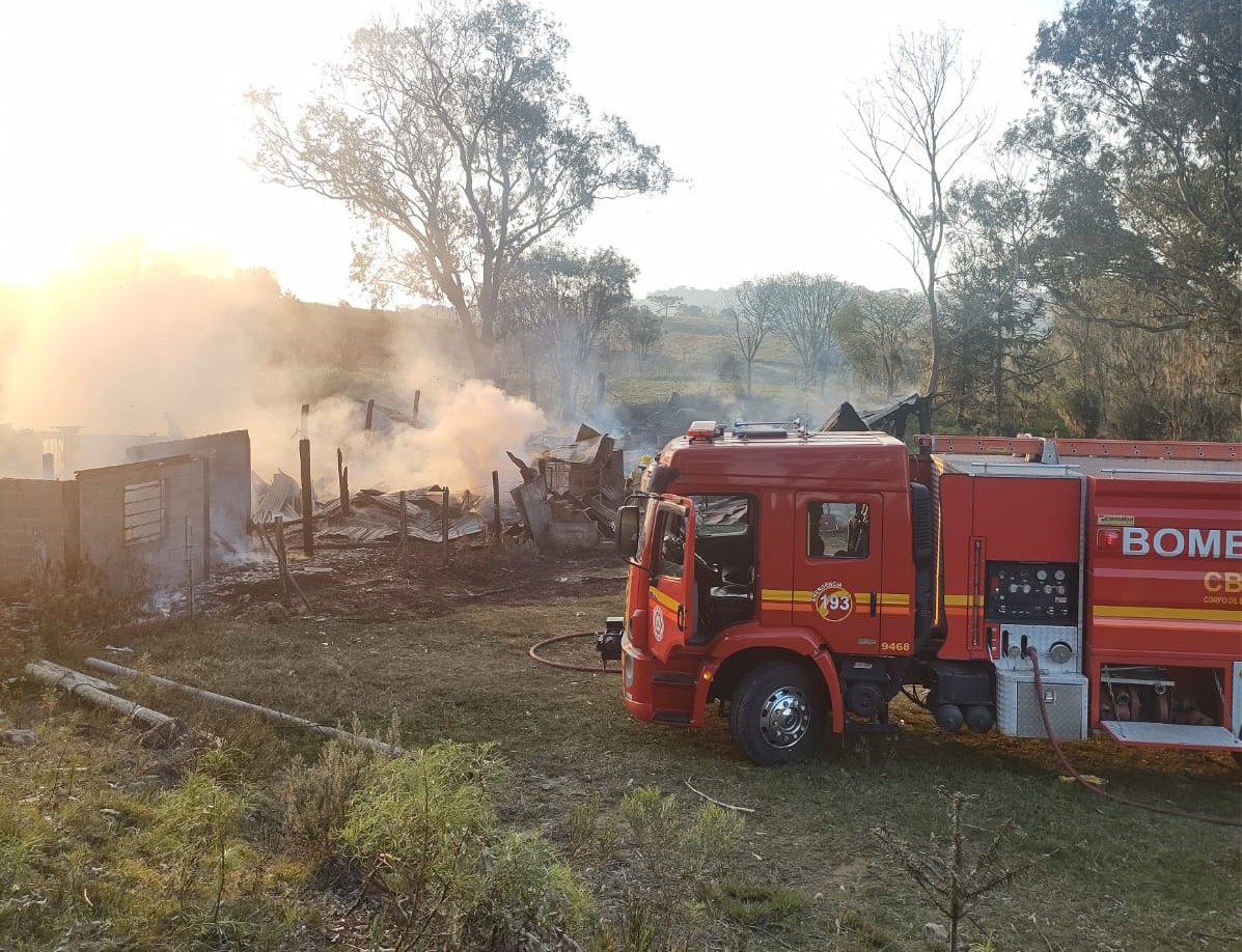 Bombeiros atenderam incêndio em residência nos Dallagno, em Criúva