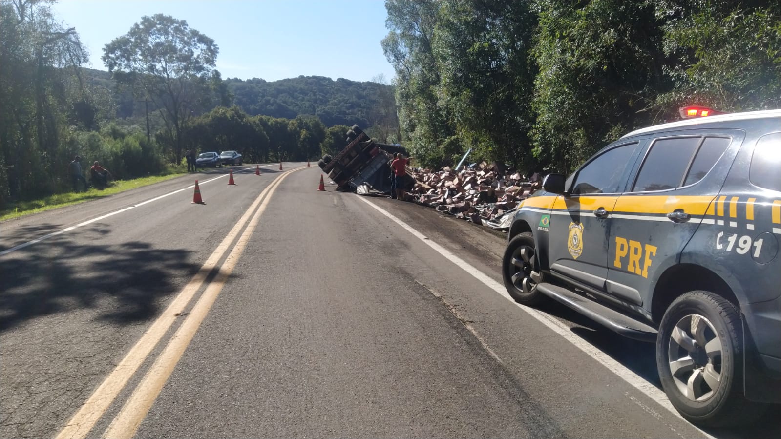 Trânsito interrompido no km 105 da BR 116 para remoção de caminhão tombado