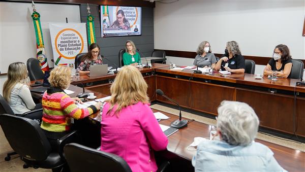 Especialistas descrevem cenário de retrocessos na educação no RS