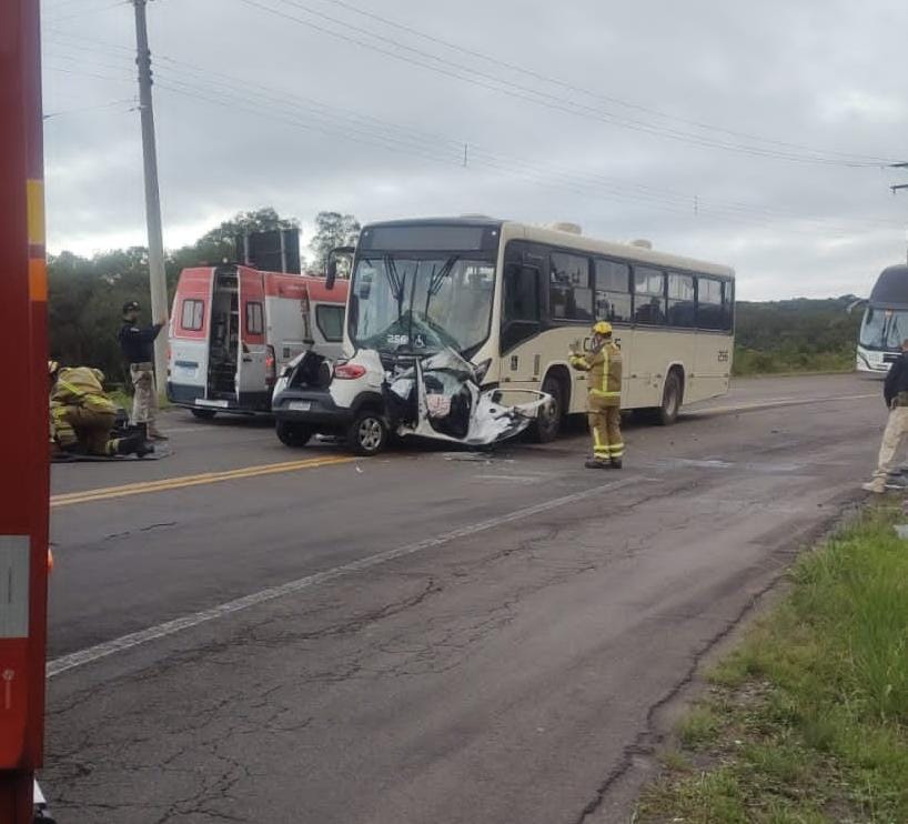 Mulher fica ferida em colisão entre carro e ônibus na BR-116, em Caxias do Sul