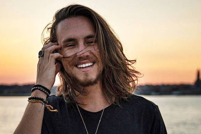 Réveillon em Capão da Canoa: Vitor Kley garante noite inesquecível à beira-mar