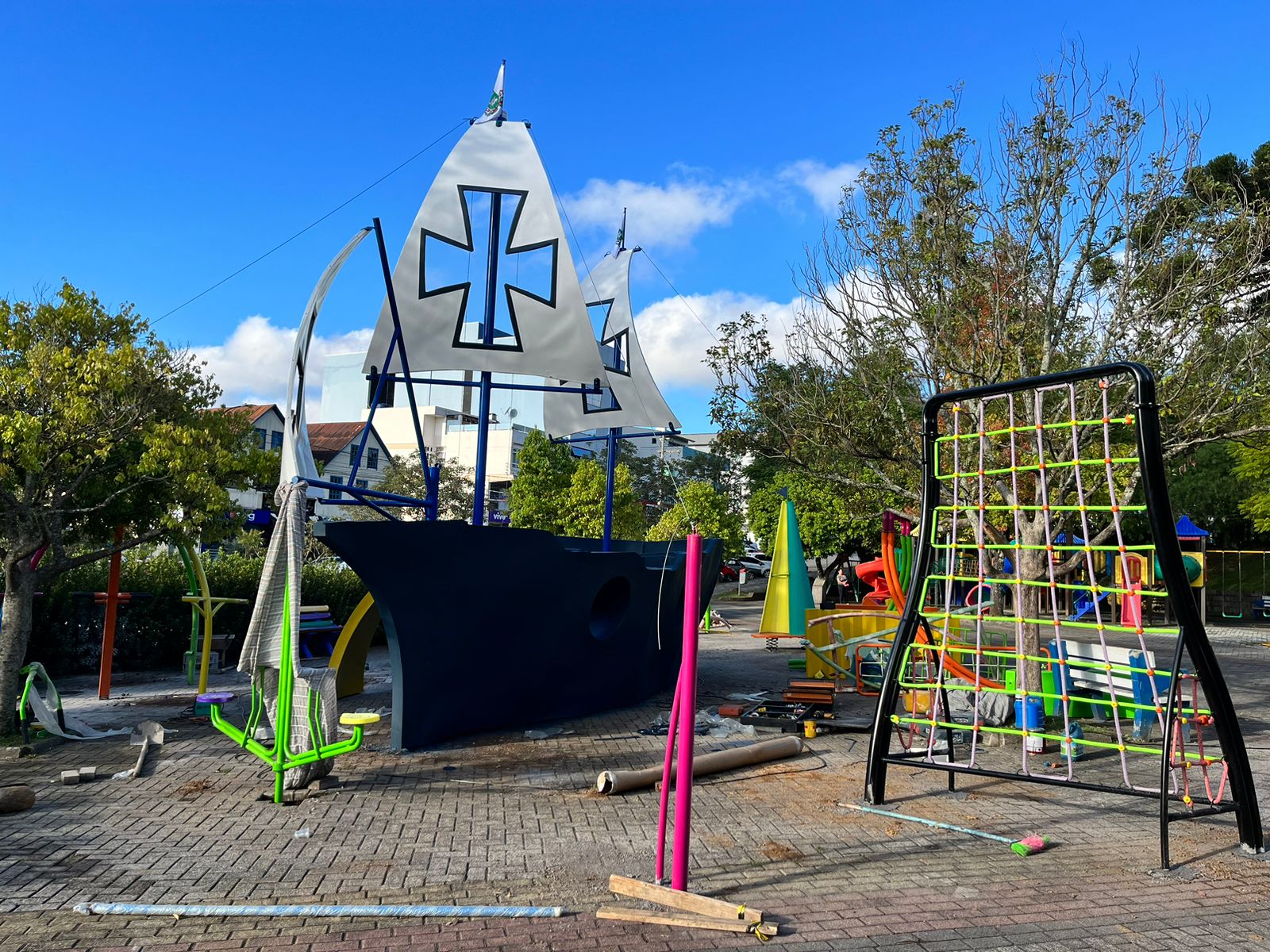 Praça central de São Marcos ganha novos brinquedos