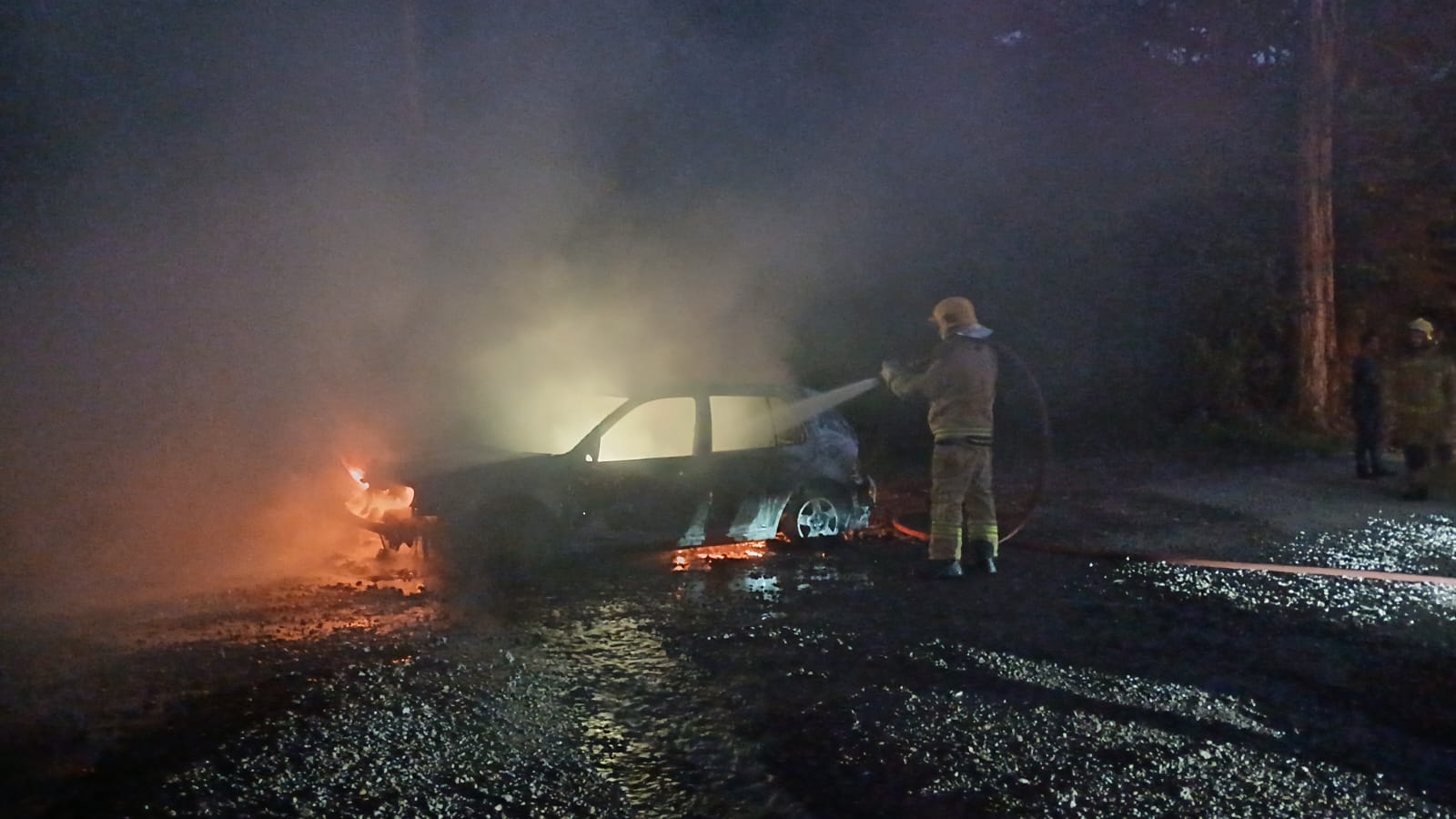 Carro é destruído por incêndio no interior de São Marcos