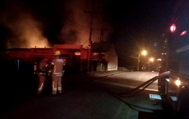 Incêndio destruiu pavilhão de empresa de acrílicos em São Marcos
