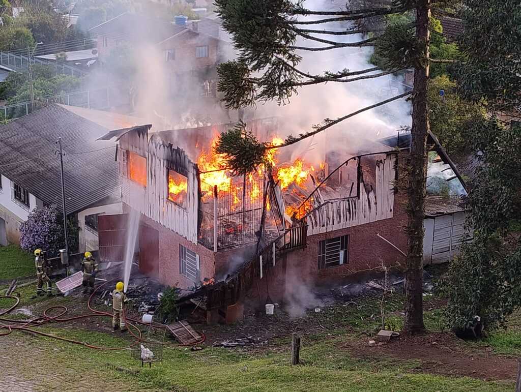 Incêndio destrói residência no centro de São Marcos