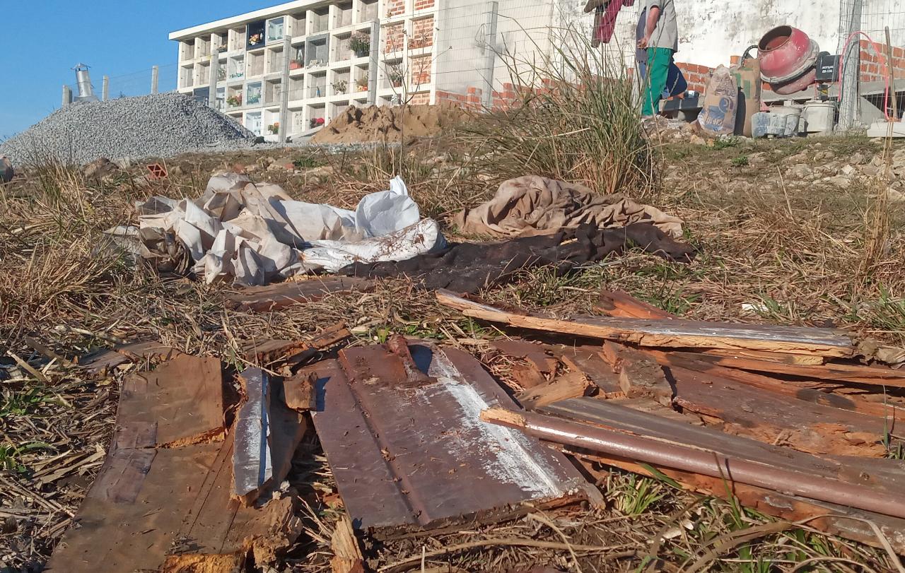 Material fúnebre, restos de caixão e roupas foram encontrados na porta do cemitério
