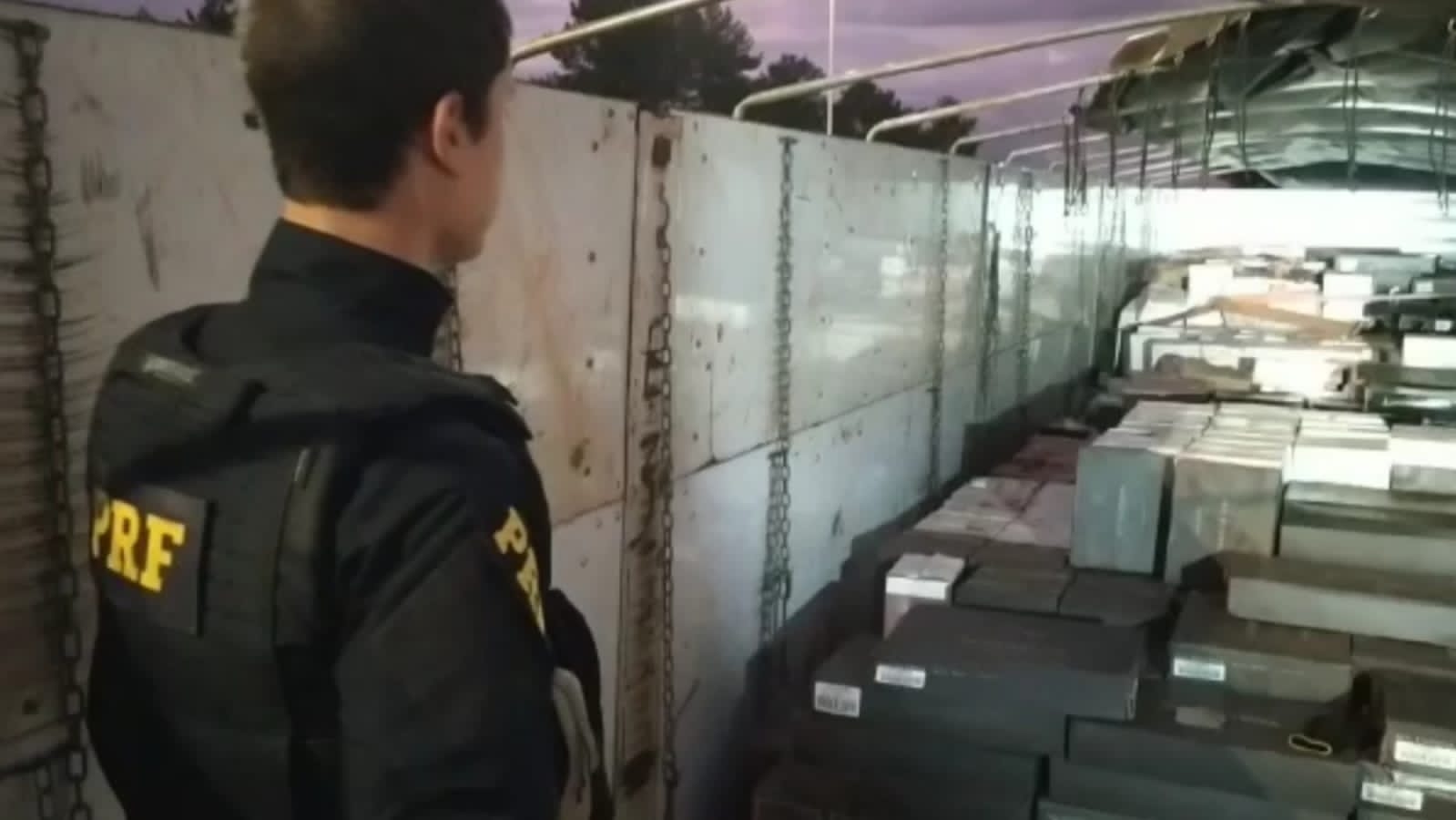 PRF de Vacaria apreende carreta carregada de vinhos importados ilegalmente da Argentina