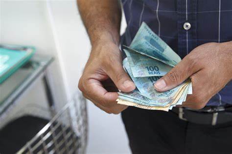 Salário mínimo de R$ 1.412 entrou em vigor nesta segunda-feira (01)