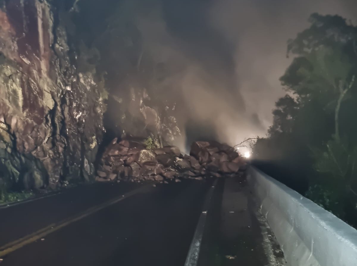 Queda de barreira deixa o trânsito totalmente interrompido no km 132 da BR 116
