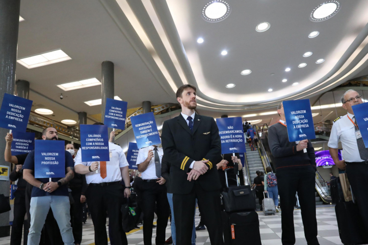 Aeronautas aprovam proposta de empresas e encerram greve
