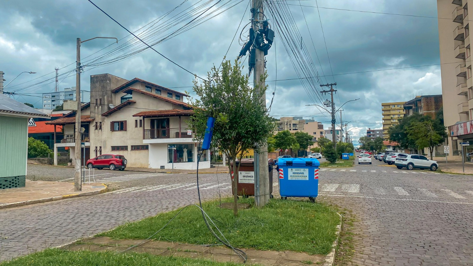 São Marcos sofre com fiação obsoleta: Mutirão para retirada de fios inutilizados pode ser solução