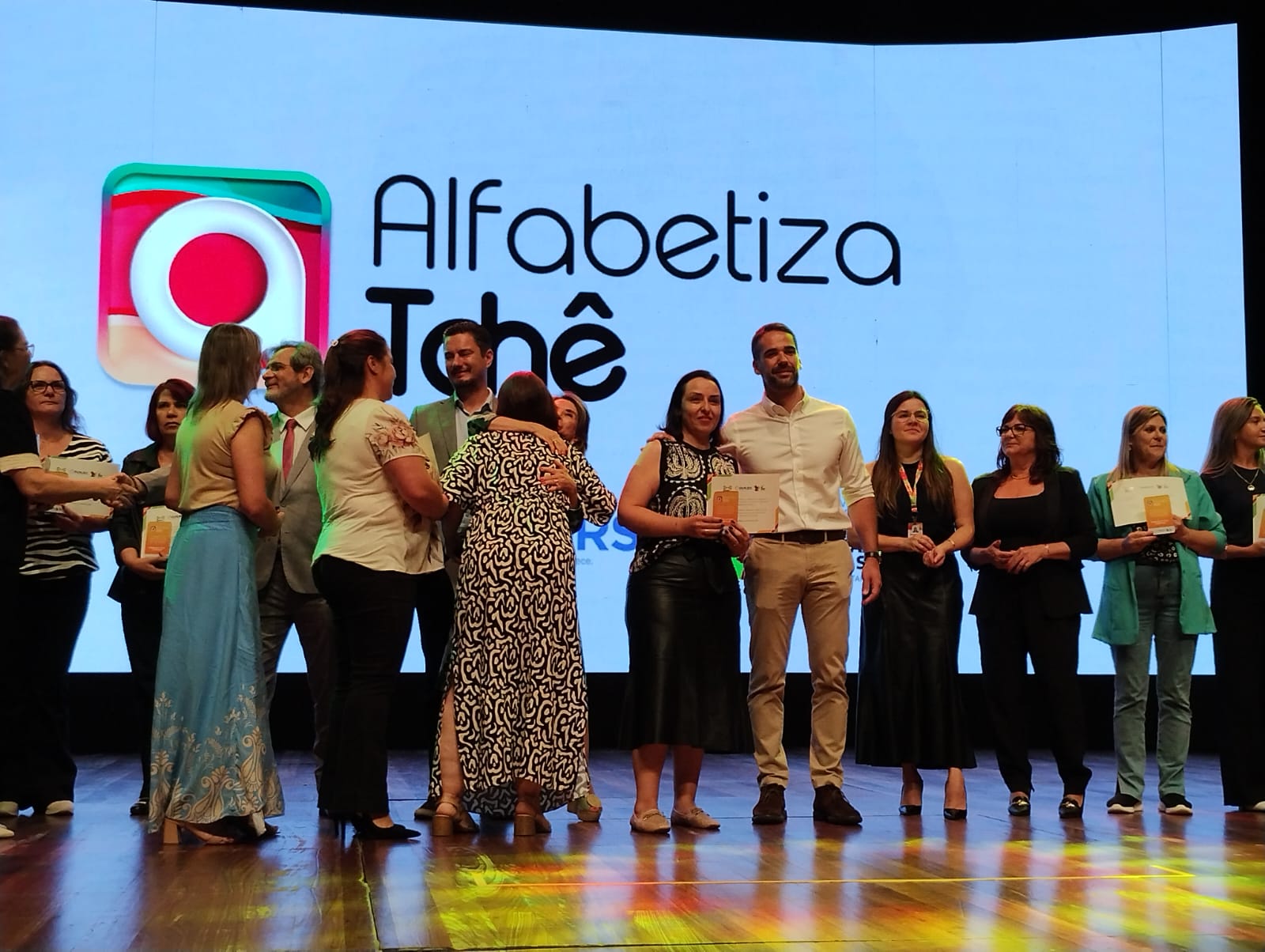 Escola Municipal Francisco Doncatto recebe Prêmio Alfabetiza Tchê SAERS em Novo Hamburgo