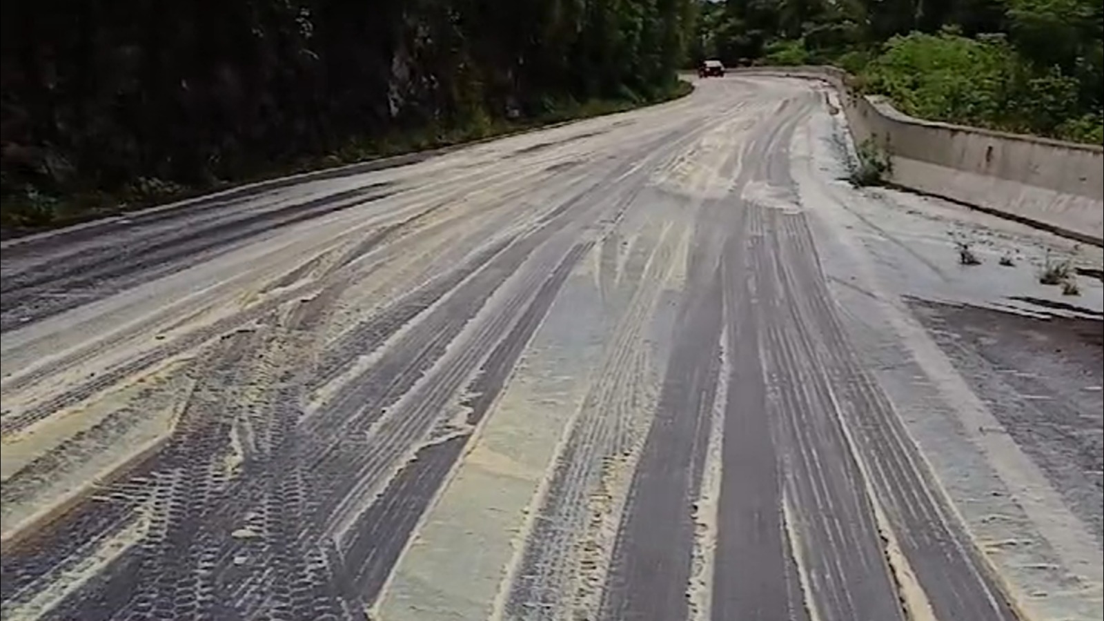 Trânsito é liberado parcialmente no km 91 da BR-116; bloqueio total será retomado às 13h para limpeza