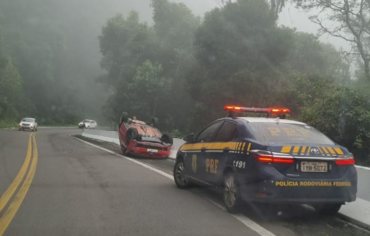 Carro capotou próximo à igrejinha de Santo Antônio entre São Marcos e Caxias