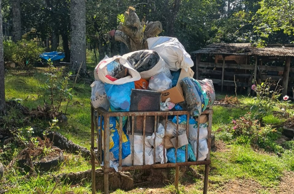 Moradores de Pedras Brancas denunciam acúmulo de lixo há mais de um mês
