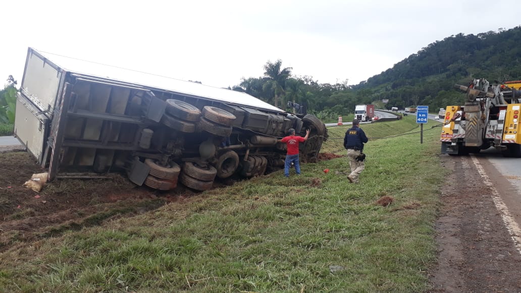 Motorista de São Marcos sofre acidente em Miracatu