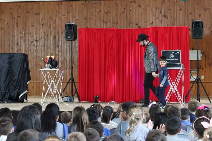 No dia do estudante, crianças foram presenteadas com show de mágica